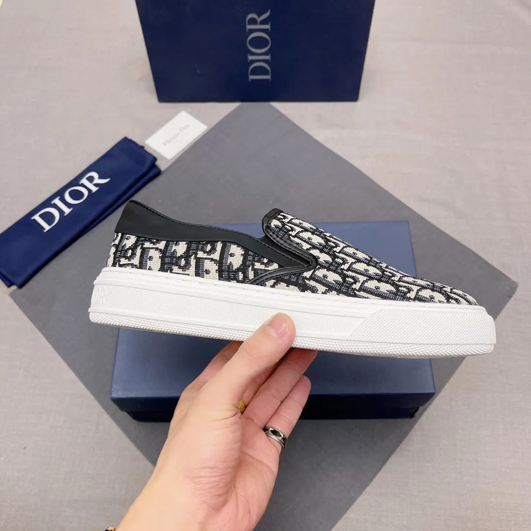 P380, Dior series casual shoes 👟🔥[Dior] Dior's new casual men's shoes are launched in Hong Kong counters. Official website 1:1 production. Original Italian materials. Designed by European and American masters. Perfect shape to create counter quality, solid color rubber wear-resistant outsole and classic dazzling head! Super versatile and very comfortable. High-end without losing taste, fashionable and novel! ! Absolute focus! Code number: 38-44, four colors available (45 can be customized, cannot be returned or exchanged) No. 005